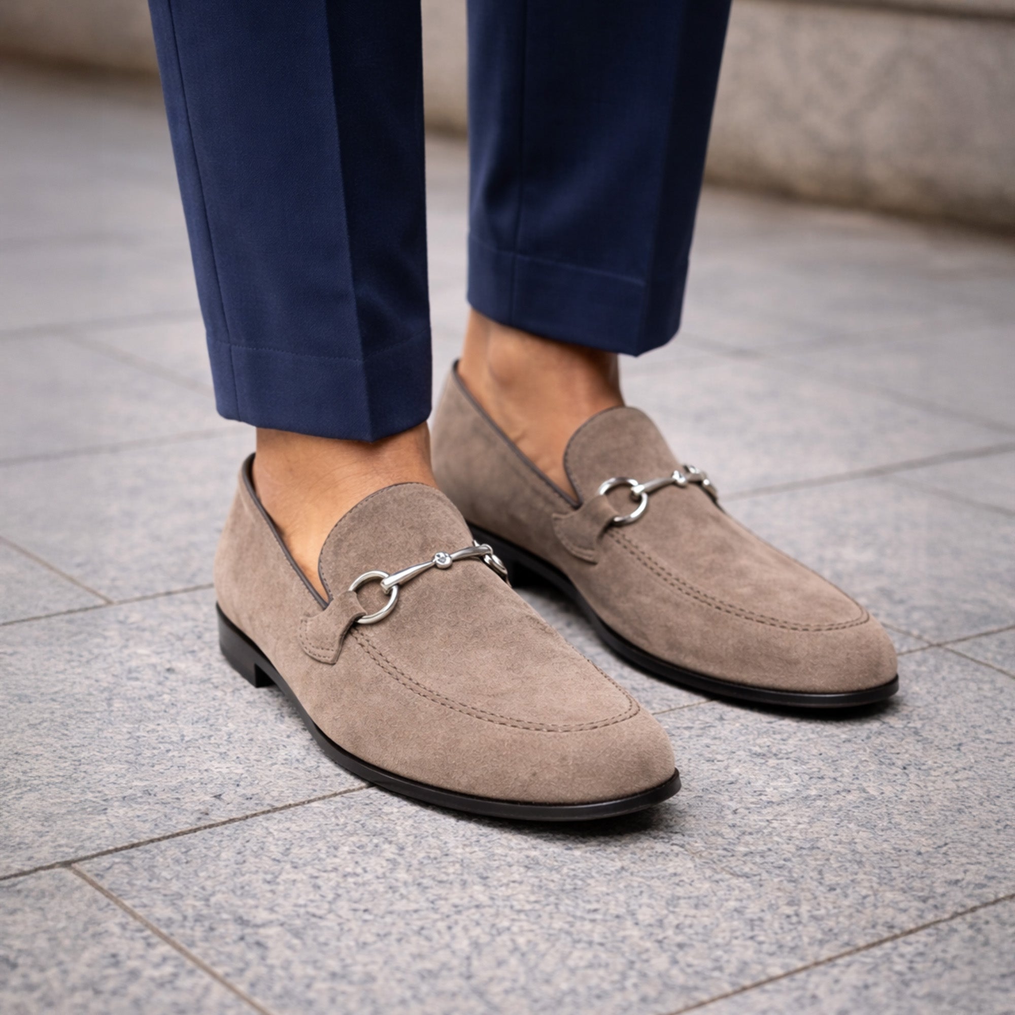 Scarpa Mocassino scamosciato da uomo con staffa morsetto – Suola cuoio