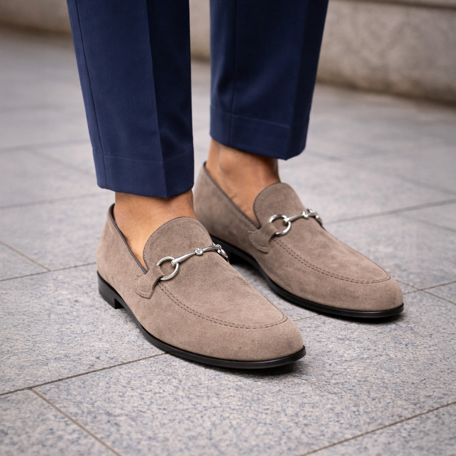 Scarpa Mocassino scamosciato da uomo con staffa morsetto – Suola cuoio